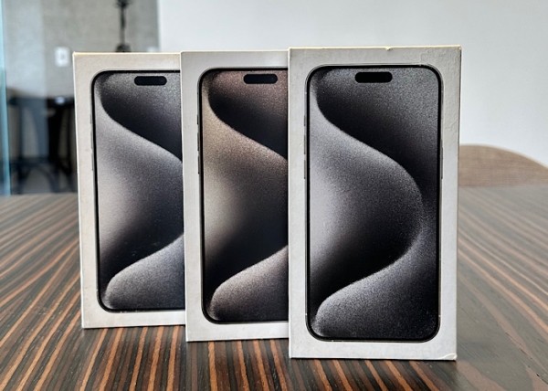 3 iPhones 15pro max 
